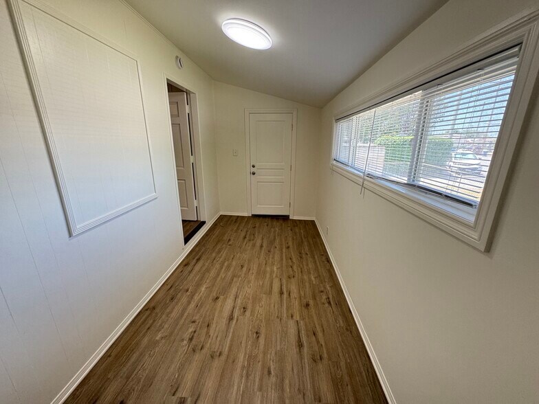 Building Photo - 2014 N Parish Pl