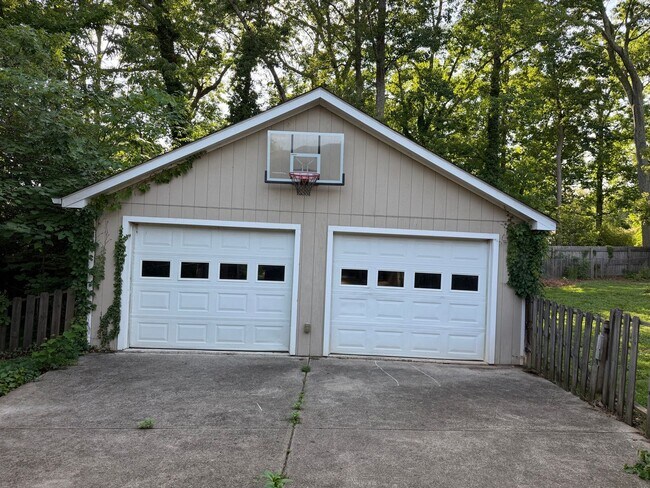 Building Photo - 1311 Clover Ln