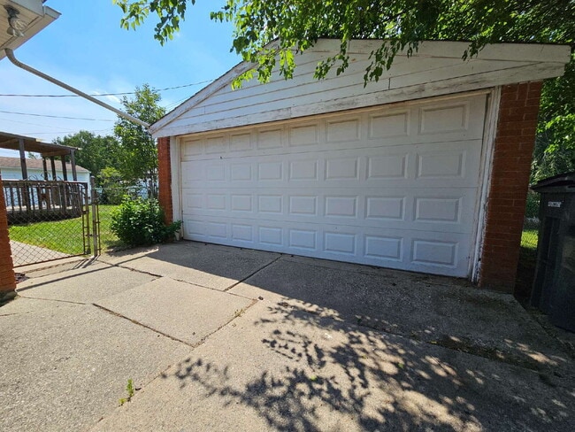 Building Photo - 2 Bedroom, 2 Bath Duplex, Huge Basement with 2-Car Garage – St. Clair Shores
