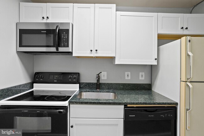 Building Photo - 1721 Queens Ln