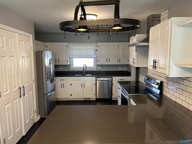 Building Photo - 503 Highland Dr