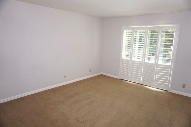Building Photo - Beautifully Updated Condo in Great Mountai...