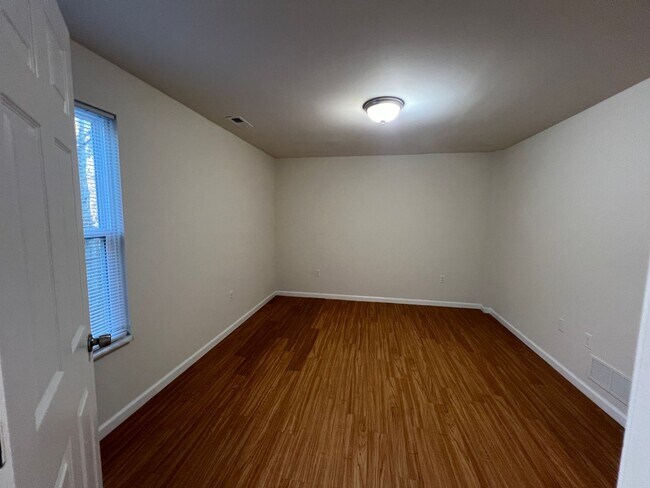 Building Photo - 3 Bedroom 2 bath 2 car garage house
