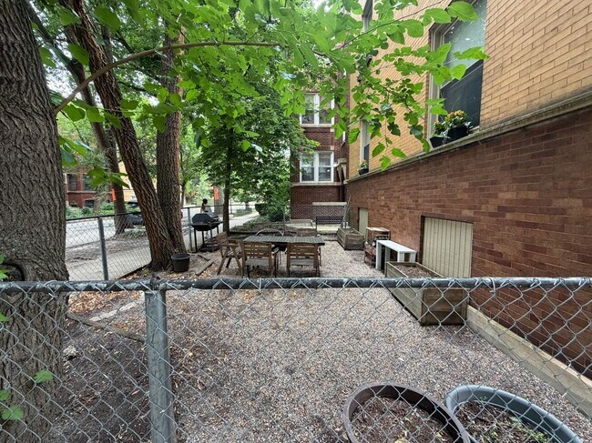 Building Photo - 1352 W Berwyn Ave