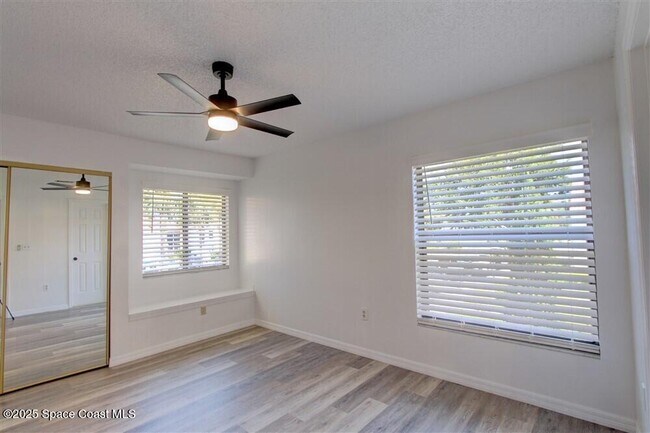 Building Photo - 1051 Country Club Dr