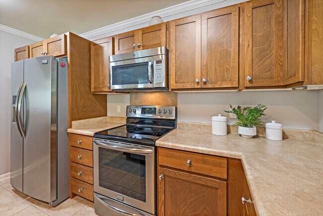 Building Photo - Unfurnished Townhome with Garage, 3 bedroo...