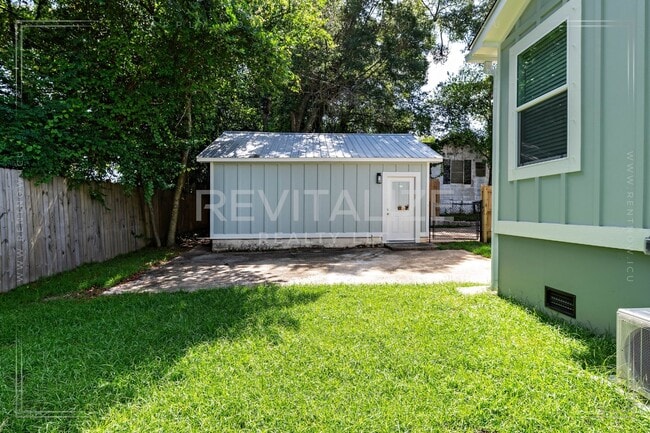 Building Photo - Gorgeous Spring Hill Home!