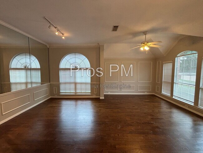 Building Photo - 2921 Meadow Glen Dr