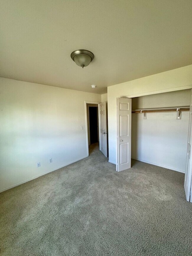 Building Photo - 2 Bedroom 1 Bathroom Unit in 8 Plex