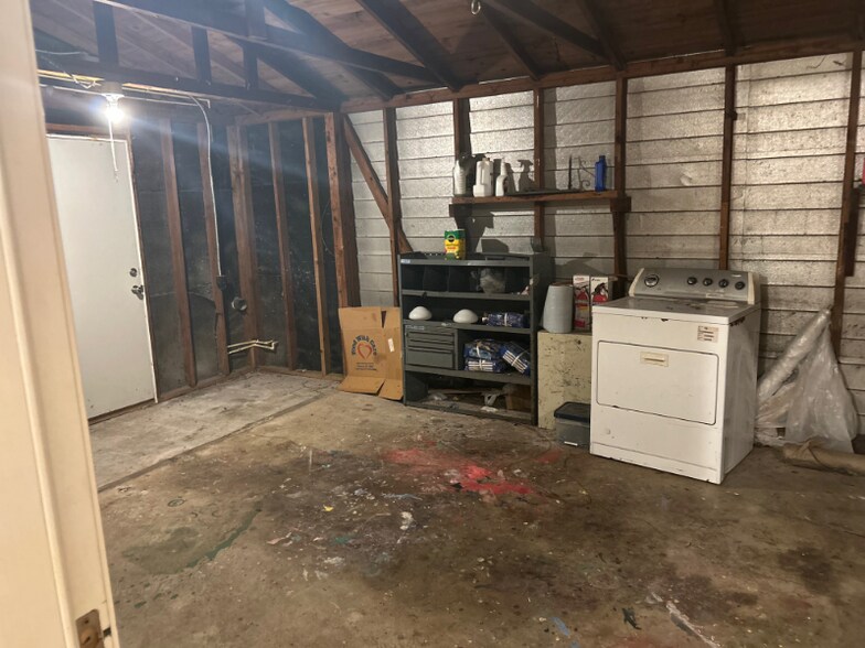 Building Photo - 2652 Merwyn Rd