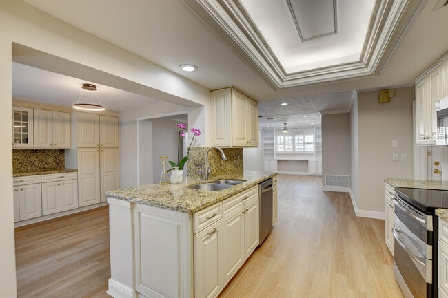 Building Photo - 1010 SW 1st St