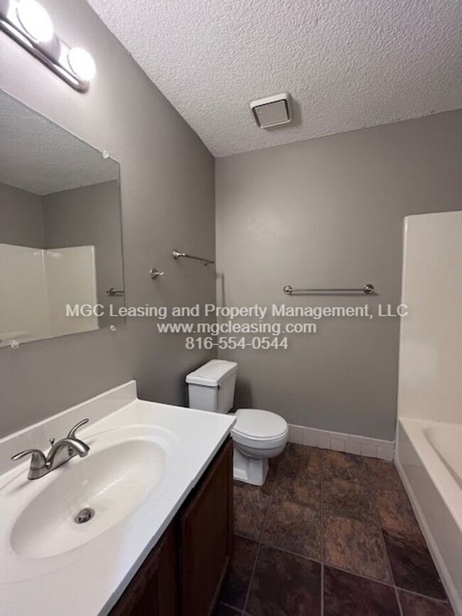 Building Photo - Comfortable 2-Bedroom Living in the Heart of Blue Springs