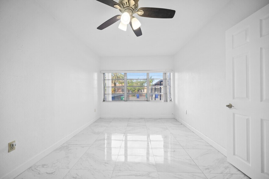 Building Photo - 411 SW 34th Ave