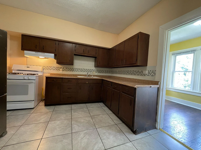 2nd floor kitchen - 5859 Nicholson St