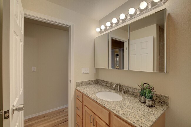 Building Photo - 2Bd/1Ba Bellevue Condo