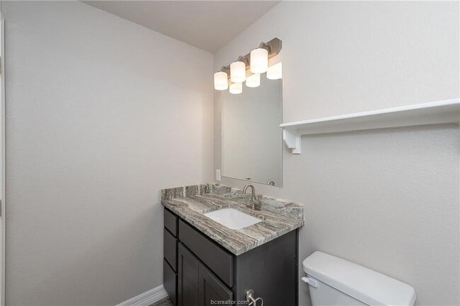 Building Photo - 707 Dominik Dr