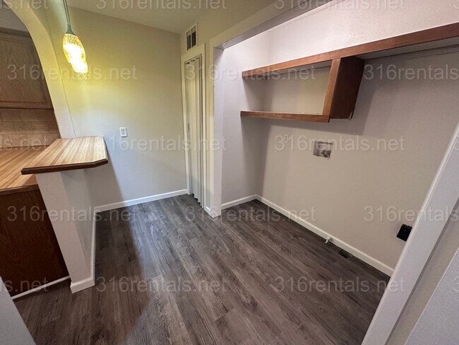 Building Photo - $1500 - 4 bed 2 bath - Single Family Home with a large fenced in backyard!