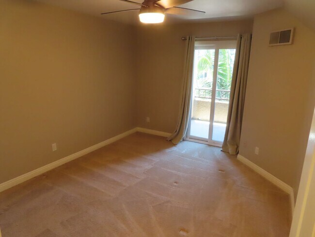 Building Photo - Two Bedroom, Two Bathroom Condo in UTC