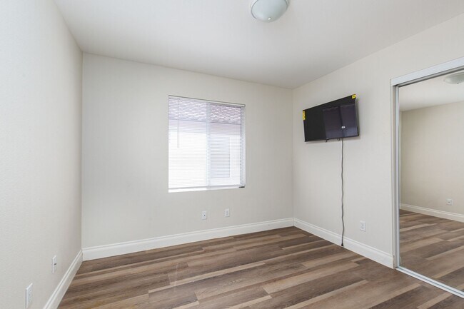 Building Photo - Recently renovated 4 br home in the Southwest