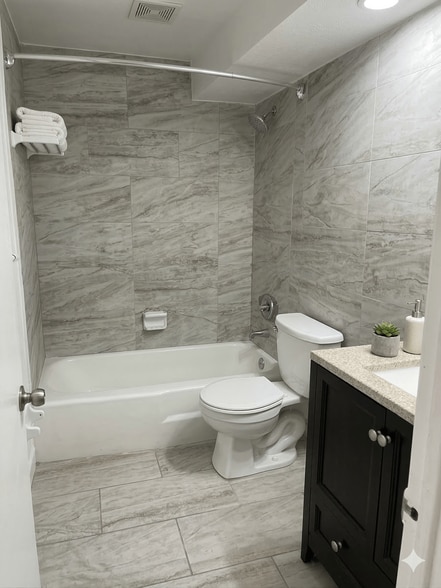 Building Photo - 610 NE 123RD 27MF