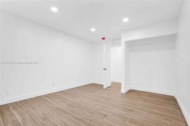 Building Photo - 10618 NE 11th Ct