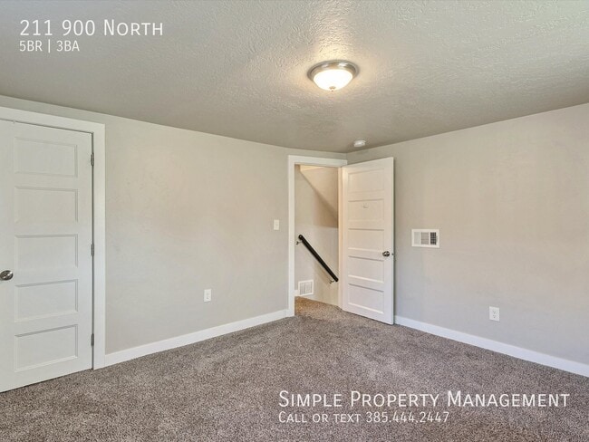 Building Photo - 211 900 N