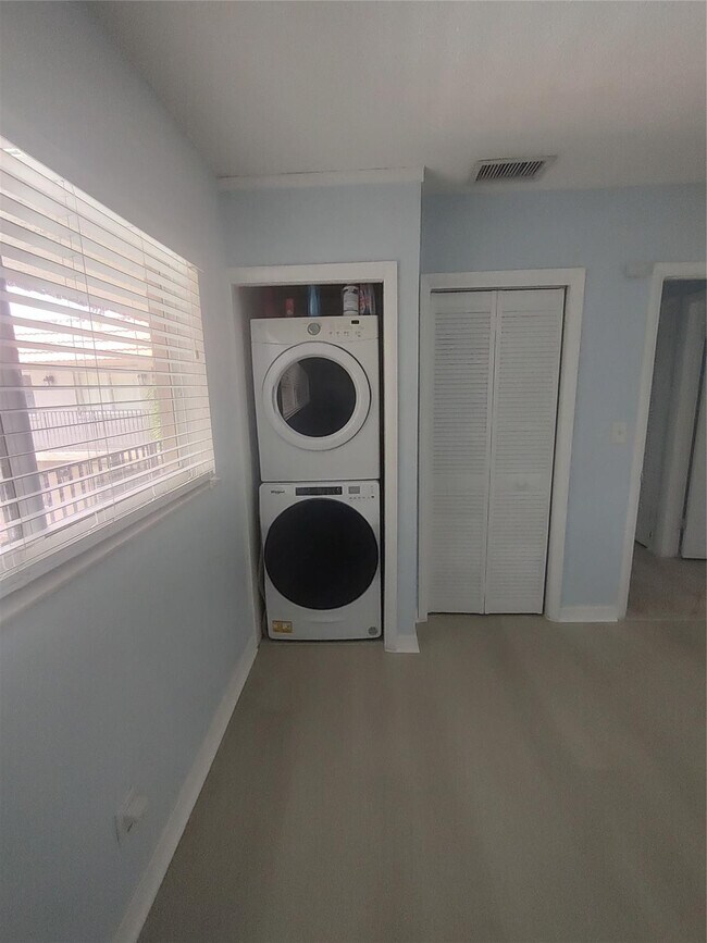 Building Photo - 3030 NE 5th Terrace