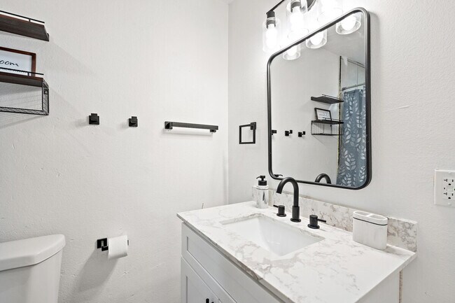 Building Photo - 2302 W Colter St