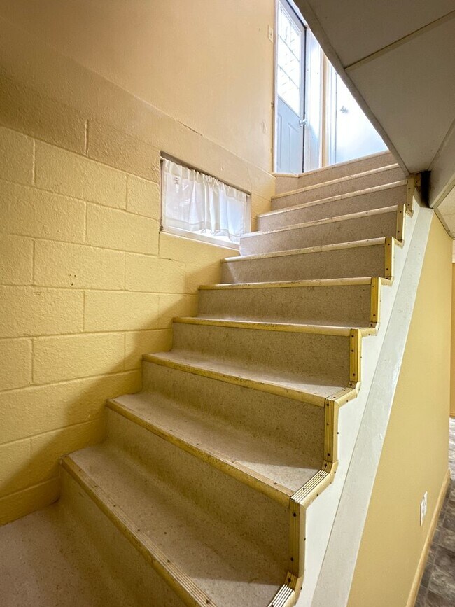 Building Photo - EZ - 202 Triplex