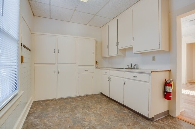 Building Photo - 4 Maple St