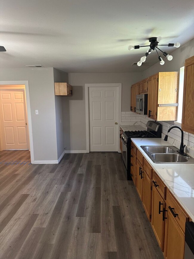 Building Photo - 8280 S State Hwy 78