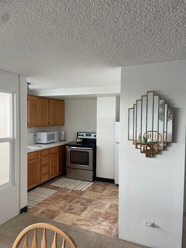 Building Photo - Beautiful Ocean View & Conveniently Located