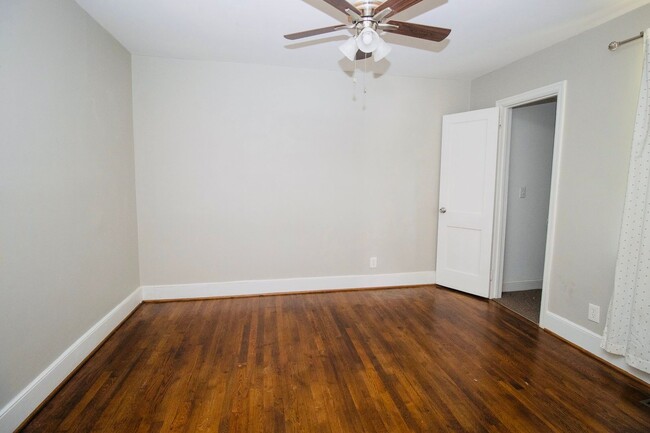 Building Photo - 3 Bedroom, 1 Bathroom Charmer in Cayce - A...