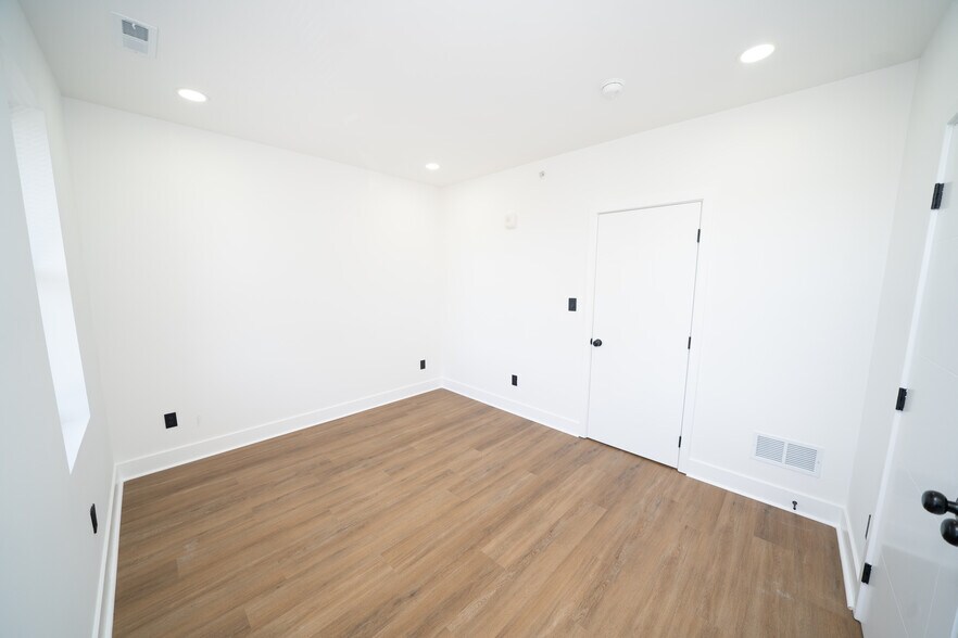 Building Photo - 4927 Catharine St