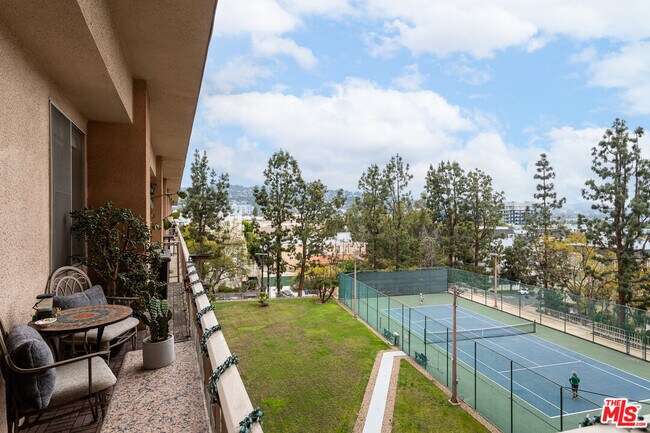 Building Photo - 100 S Doheny Dr