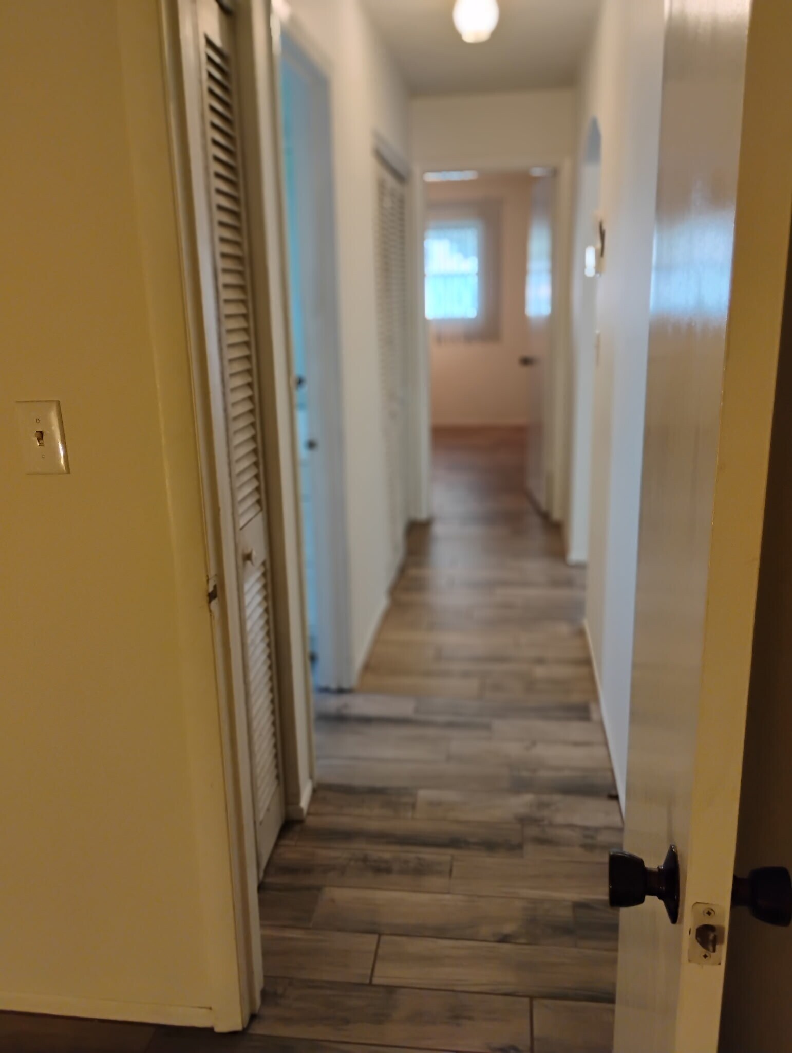 Hallway looking from frt bdrm to back bdr - 2831 Swifton Dr