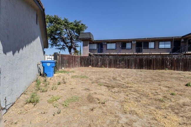 Building Photo - 302 Lovell Way