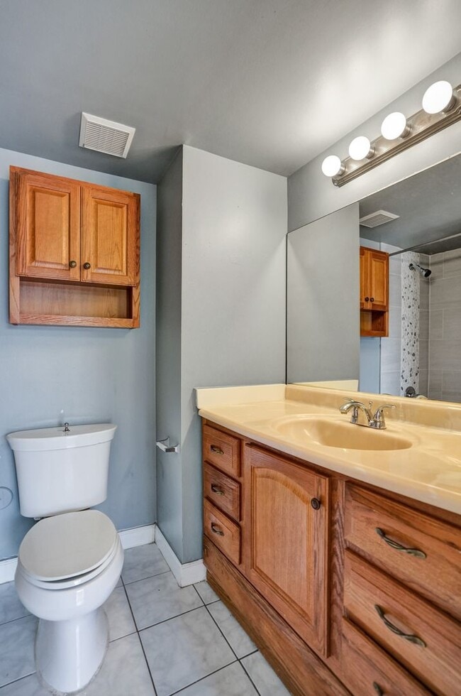 Building Photo - Townhouse with 2 Beds, 2.5 Baths, In-Unit Washer/Dryer