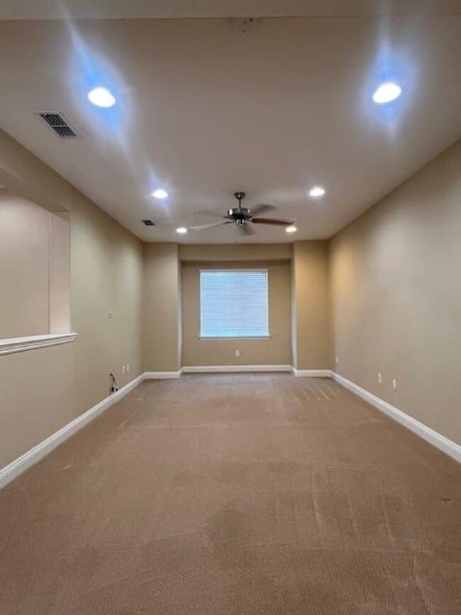 Building Photo - STUNNING & SPACIOUS 4 BEDROOM IN W. ROSEVI...