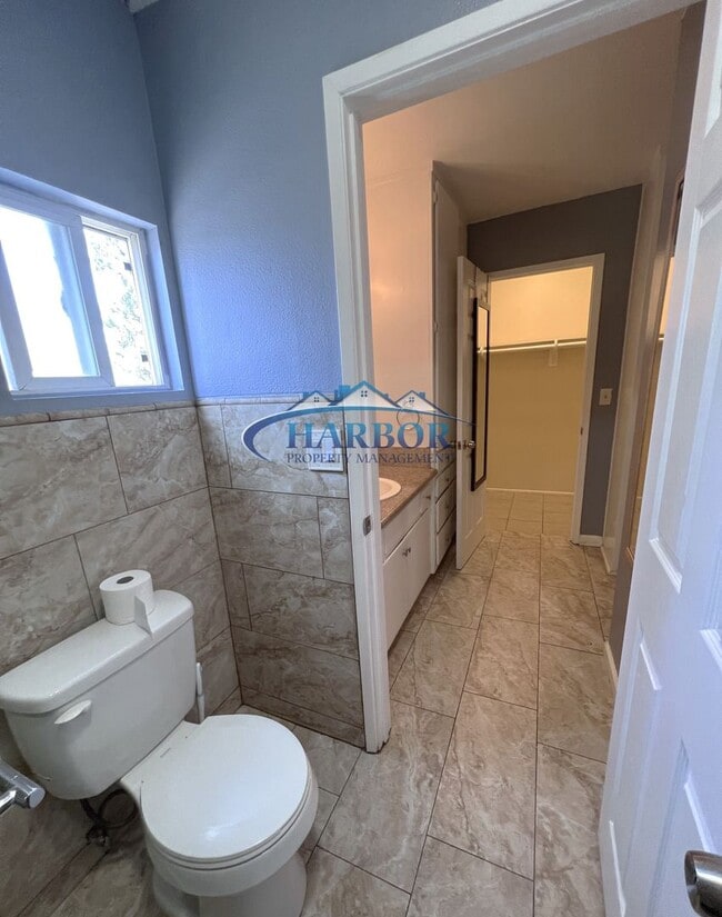 Building Photo - Charming Studio in Gated Community