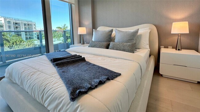 Building Photo - 9201 E Bay Harbor Dr