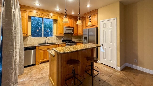 Building Photo - Freshly Updated 3BD Home, Island Kitchen &...