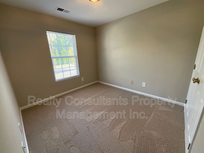 Building Photo - 1019 Manor Dr