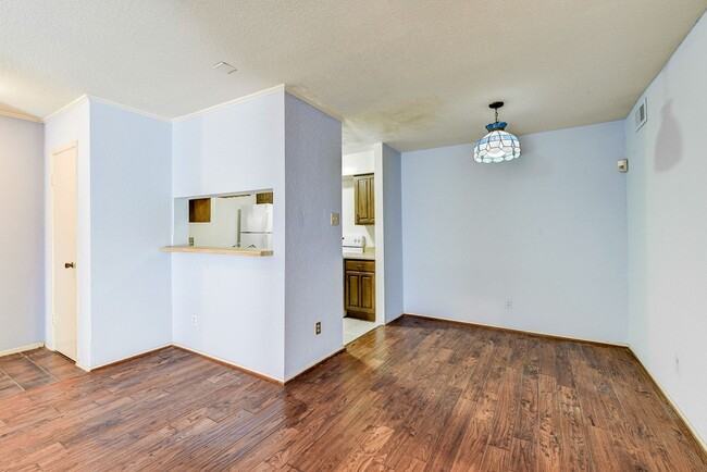 Building Photo - Spacious and inviting 2-bedroom, 2-bath ap...