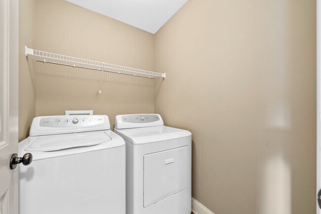 Building Photo - Pet Friendly Two Bedroom!