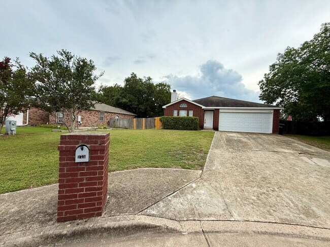 Building Photo - Beautiful 3 bedroom, 2 bathroom home in th...