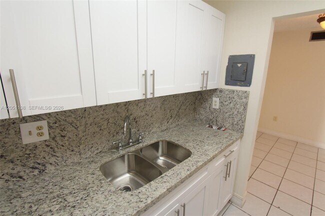 Building Photo - 1655 W 44th Pl