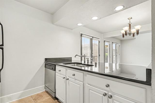 Building Photo - 5926 Sandhurst Ln