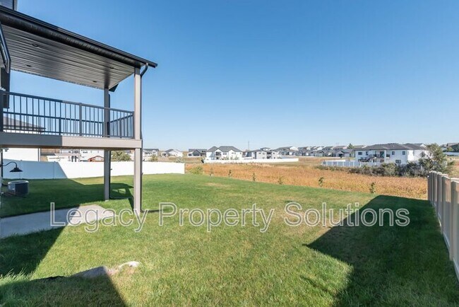 Building Photo - 527 Flint Dr