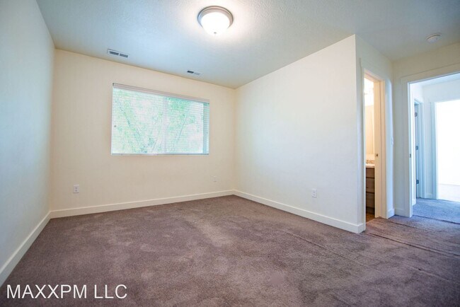 Building Photo - 656 W Meadow Dr